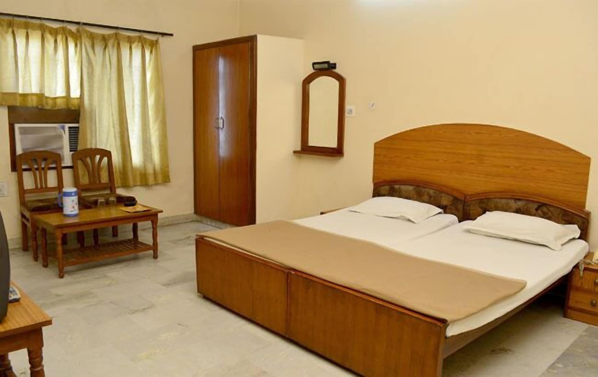 Raghav Palace 1 Km Junction & Bus Stand Sindhi Camp Hotel Jaipur