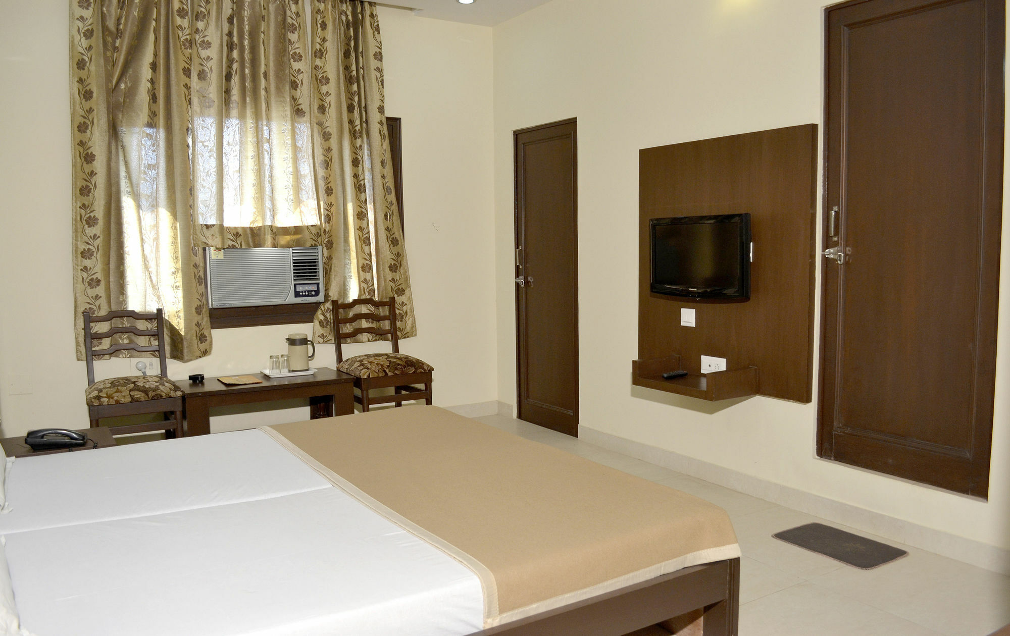Hotel Raghav Palace 1 Km Junction & Bus Stand Sindhi Camp 2*
